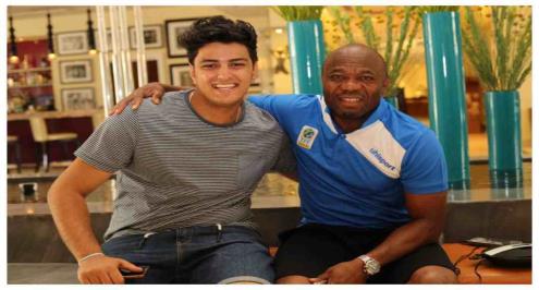 مرافق تنزانيا.. كيرلس جورجيوس.. صدفة قادته لحلمه.. وتحول لمترجم إيمانويل أمونيكي في كأس الأمم